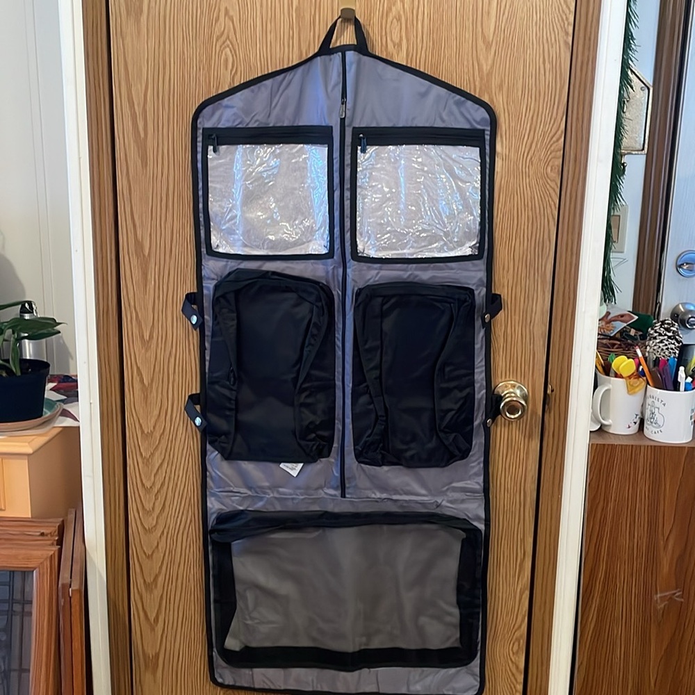 NWT Garment Travel Bag Thirty-One Well suited garment bag Multiple Compartments